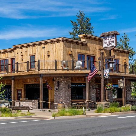 Ski Inn Taphouse Hotel سيسترز المظهر الخارجي الصورة
