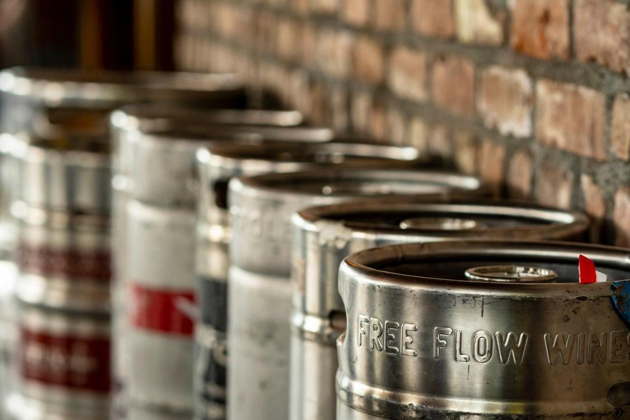 Ski Inn Taphouse Hotel سيسترز المظهر الخارجي الصورة